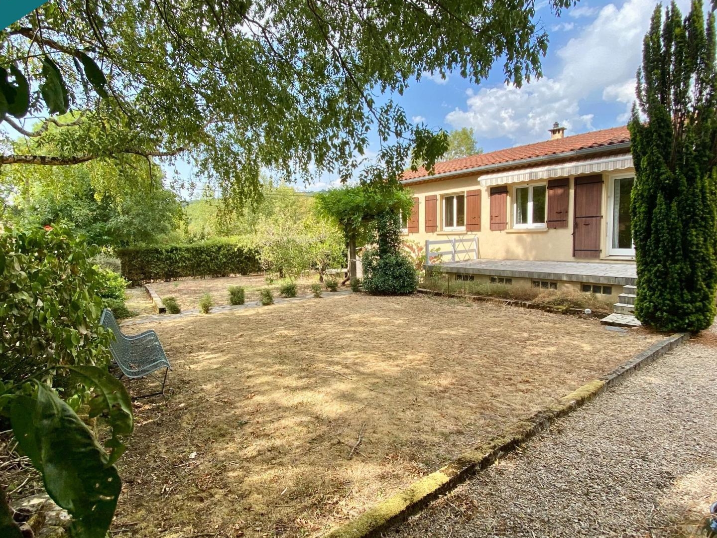 maison individuelle avec jardin et garage