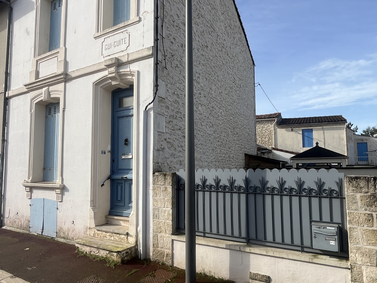 MAISON COEUR DE VILLE AVEC COUR A 300 M DE LA PLAGE