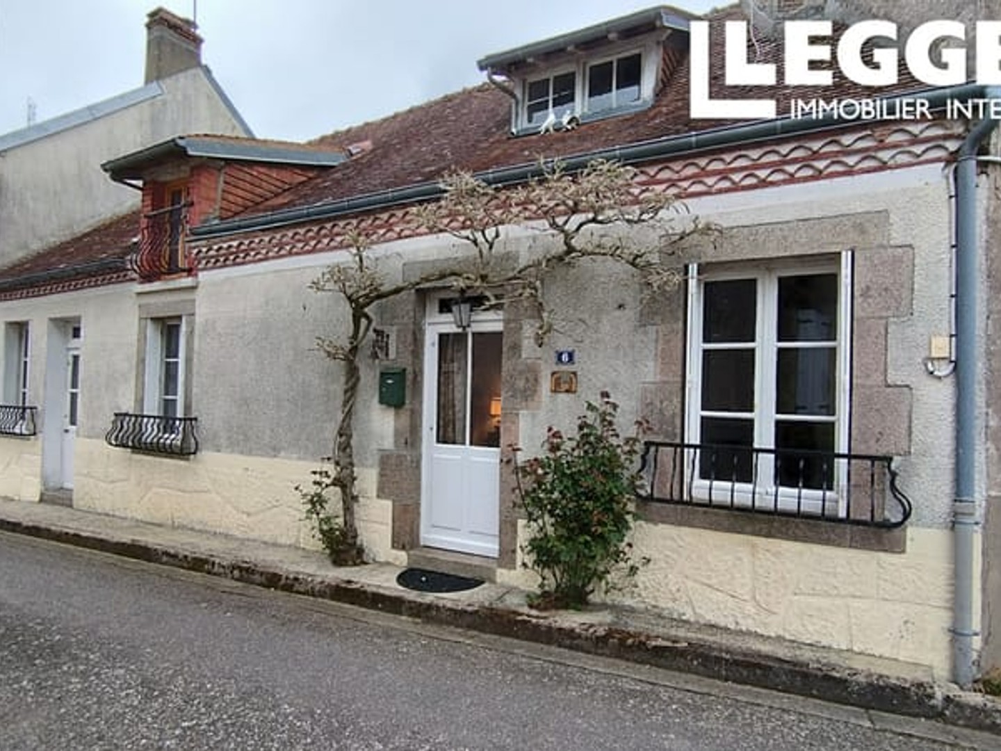 Charmant cottage de deux chambres avec cour et jardin indépendant, doté d'un garage, situé dans un village