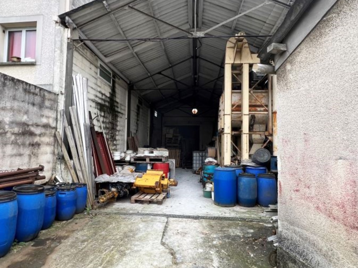 Local industriel 242 m²
