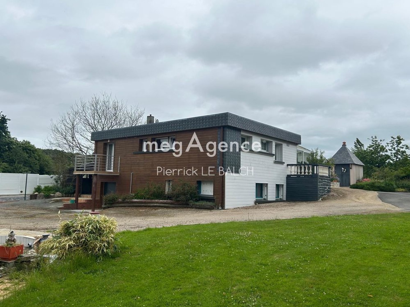 Ensemble immobilier avec deux habitations et grand atelier à Ploubezre
