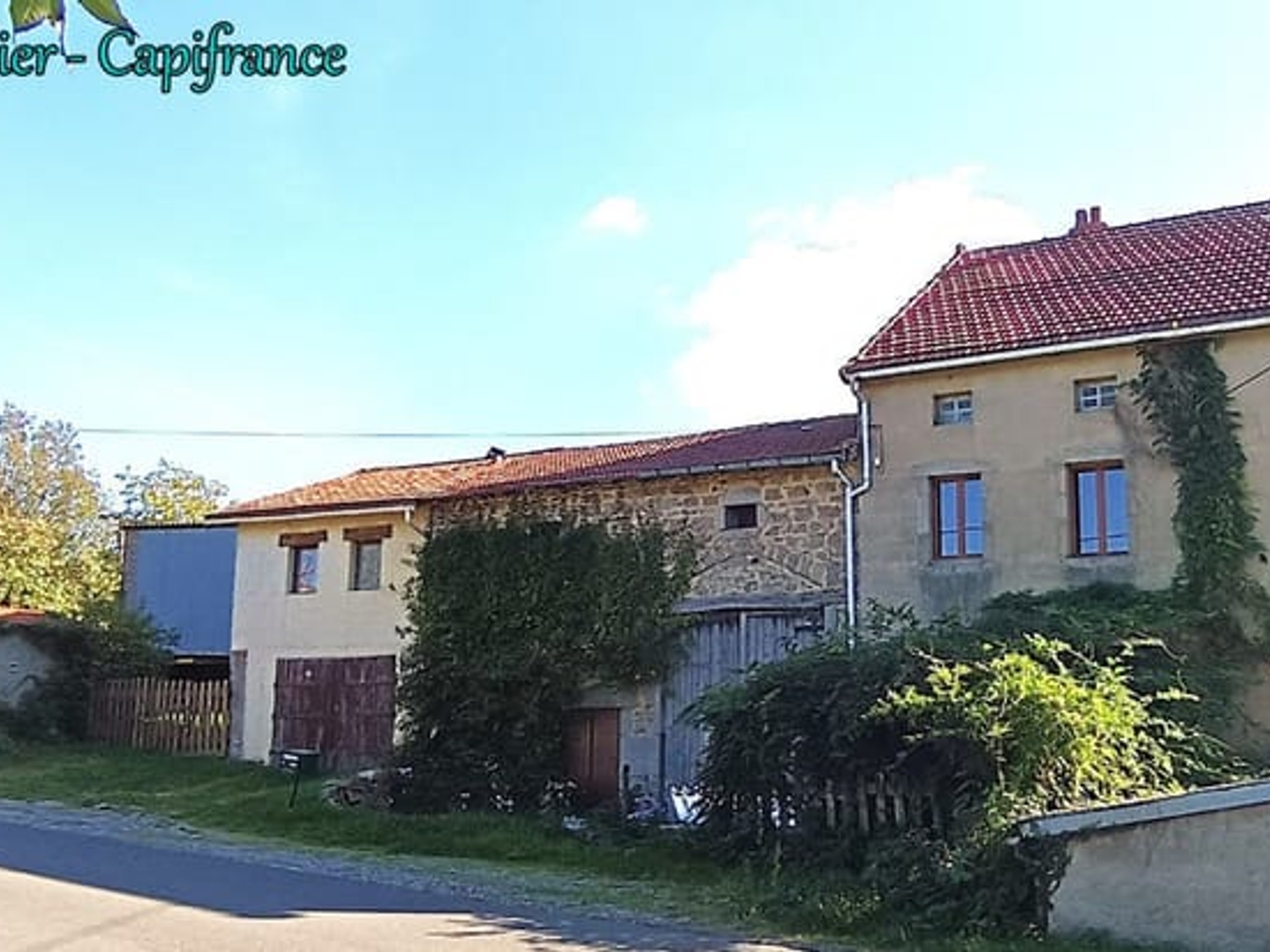 Corps de ferme à vendre 6 pièces - Atelier - Hangar - Dépendances - Terrain 1952 m2 à LACHAUX (63290)
