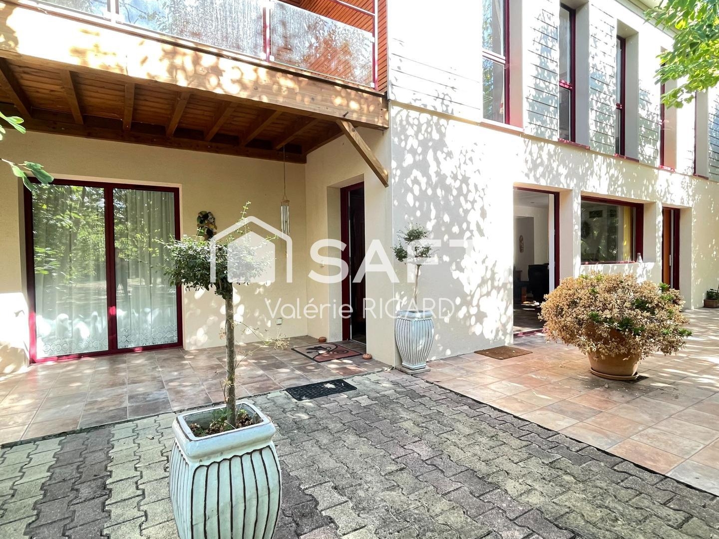 Maison avec jardin, volumes et ambiance chaleureuse