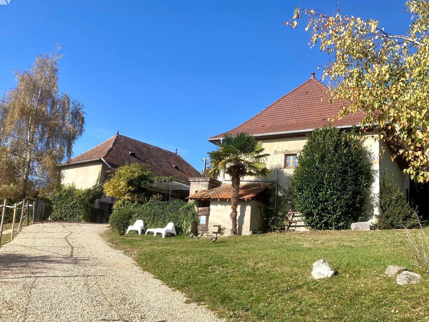 Magnifique propriété en pierres située sur les hauteurs de Saint-Genix-les-Villages, comprenant...