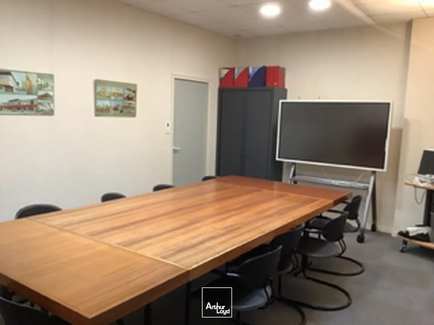 Arthur Loyd Dieppe vous propose sur un axe principal de EU, un ensemble de bureaux d'une superficie totale d'environ 195 m2.