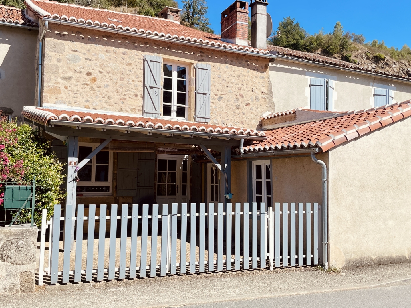 AU COEUR D'UN VILLAGE TOURISTIQUE, CHARMANTE MAISON DE CARACTÈRE RÉNOVEE AVEC COUR ET JARDINET