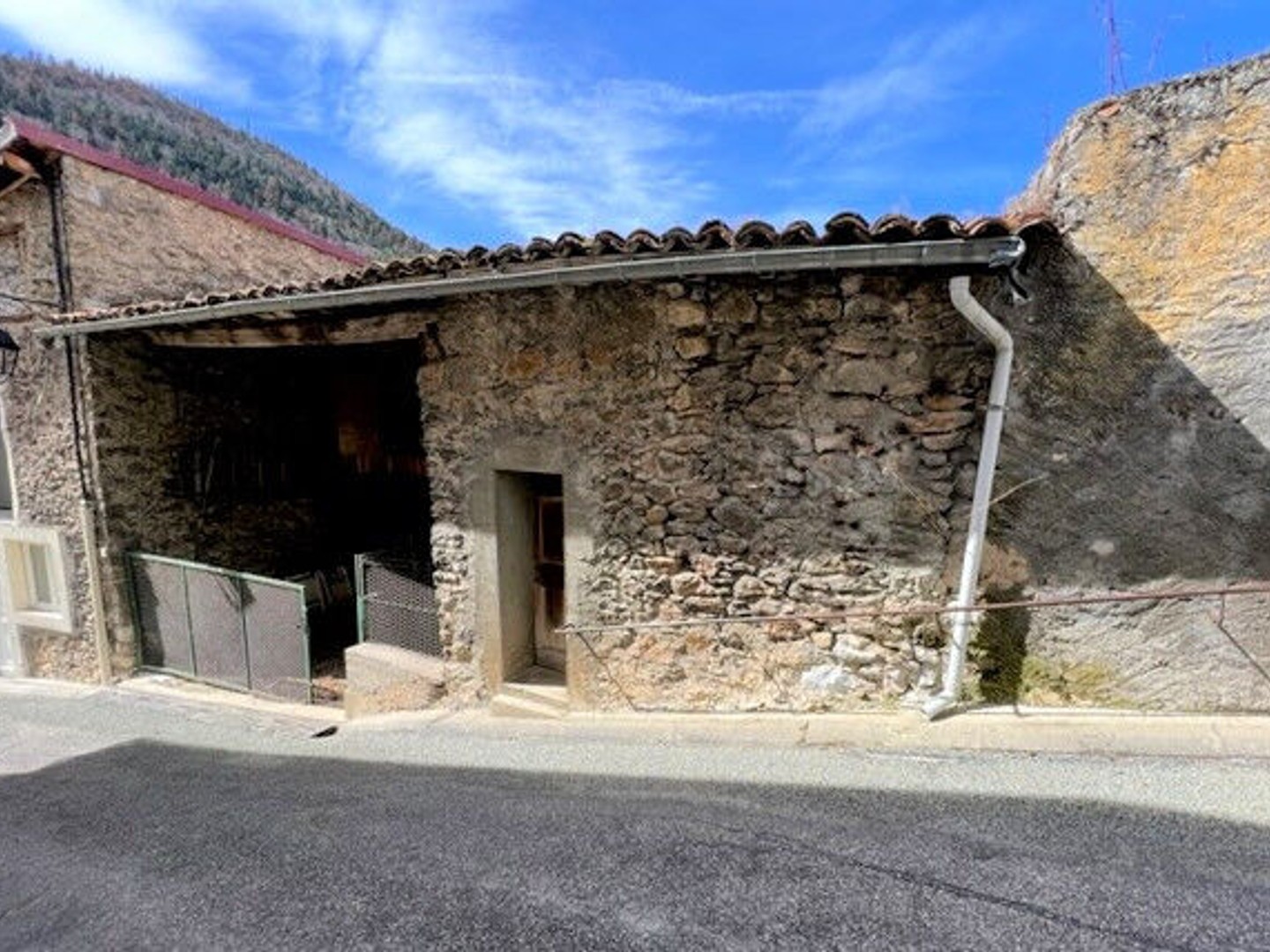 Grange 300m² à aménager, potentiel superbe habitation de caractère