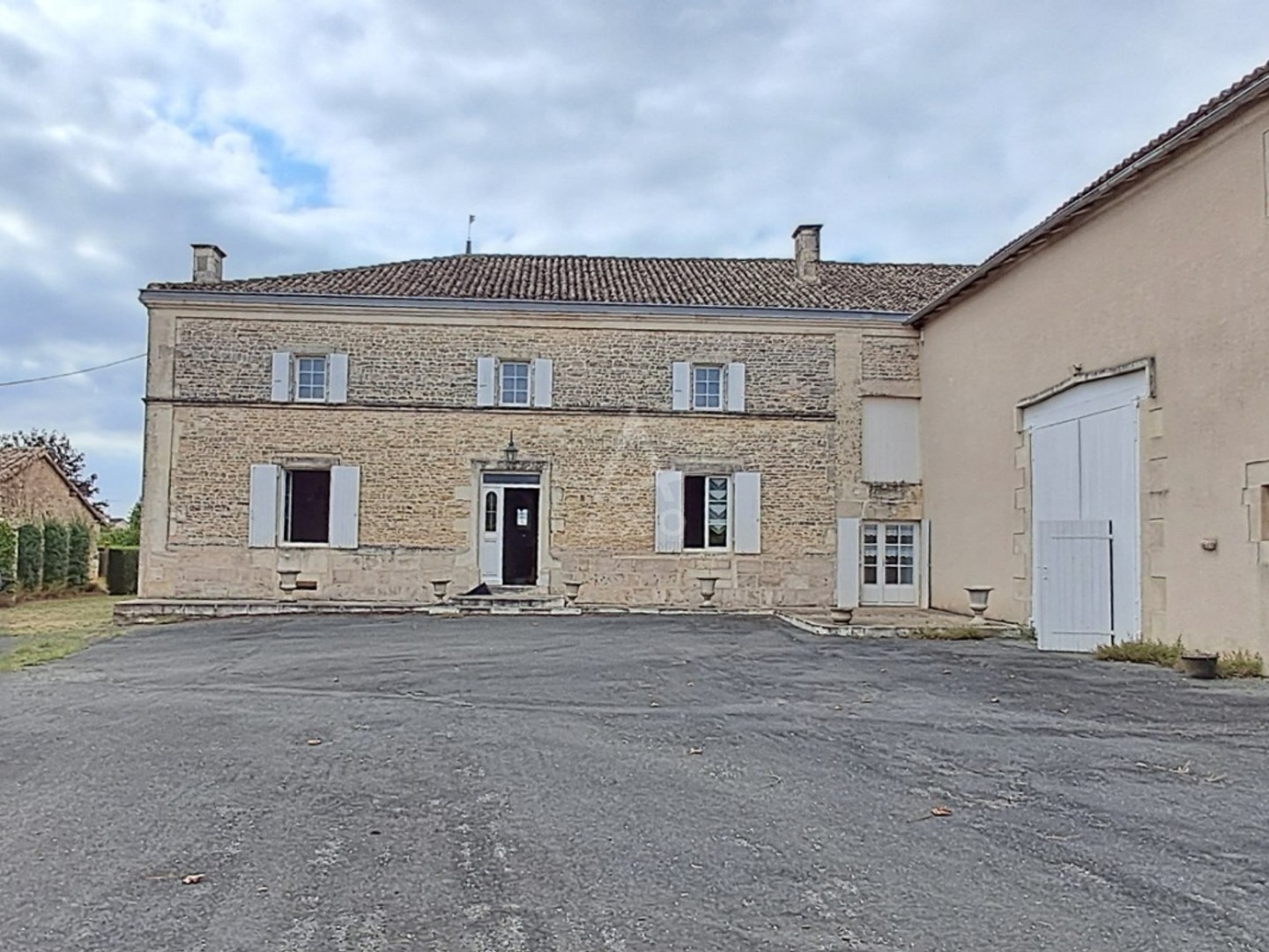 Maison charentaises avec dépendances