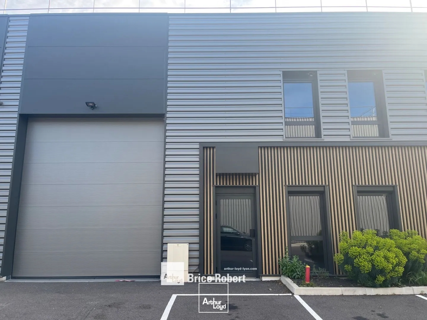 Cellule d'activité à vendre ou à louer à Vénissieux au sein d'un parc avec panneaux photovoltaïques