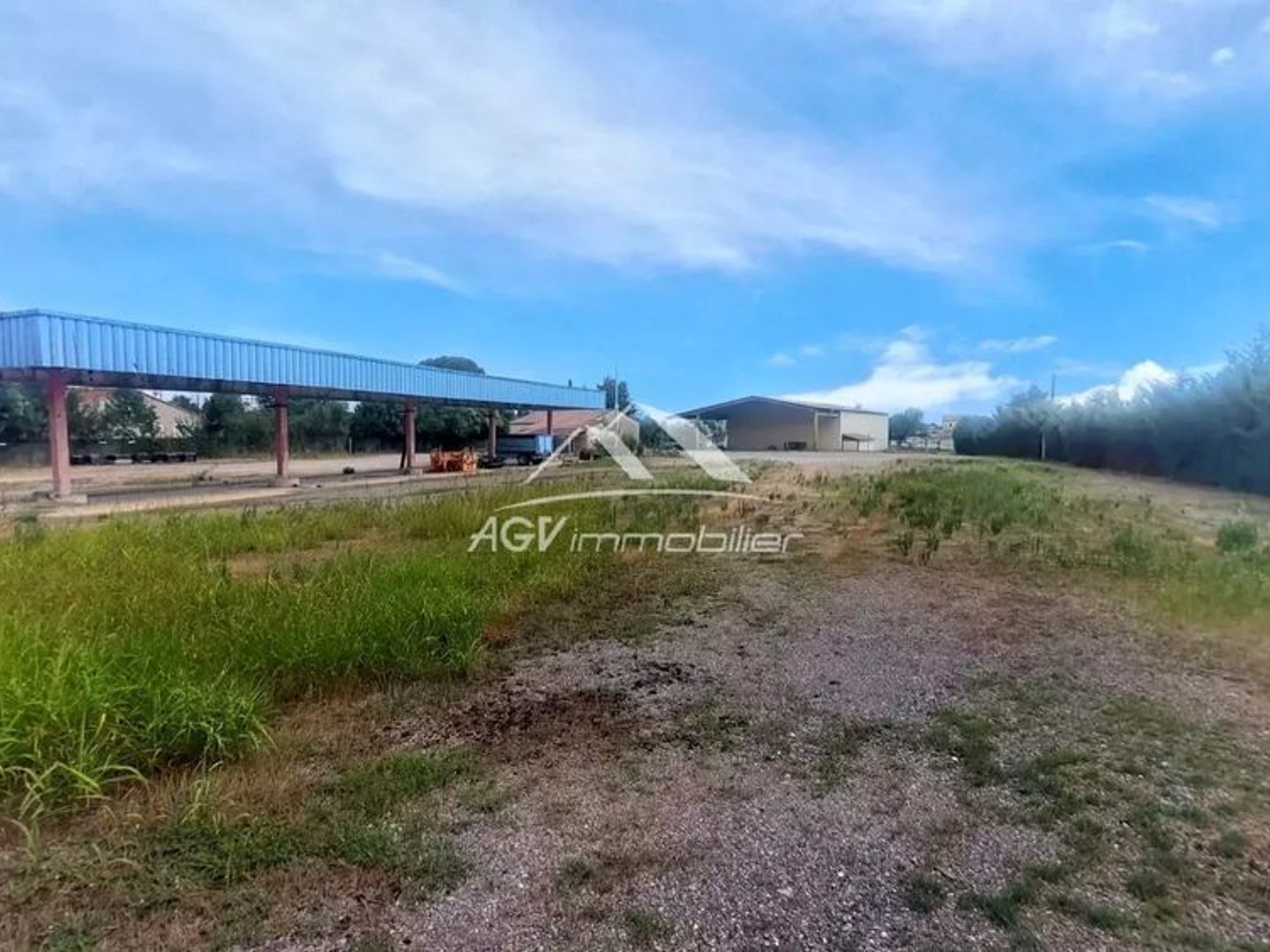 Bureau, maison sur 6 000 m² de terrain en bord de route.
