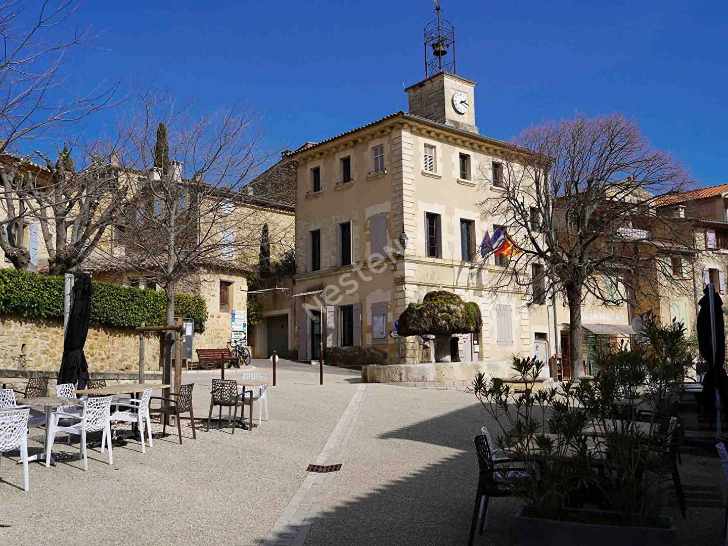 VAUGINES - Charmante maison de 90m2 avec 2 jardins - 2 places de stationnement