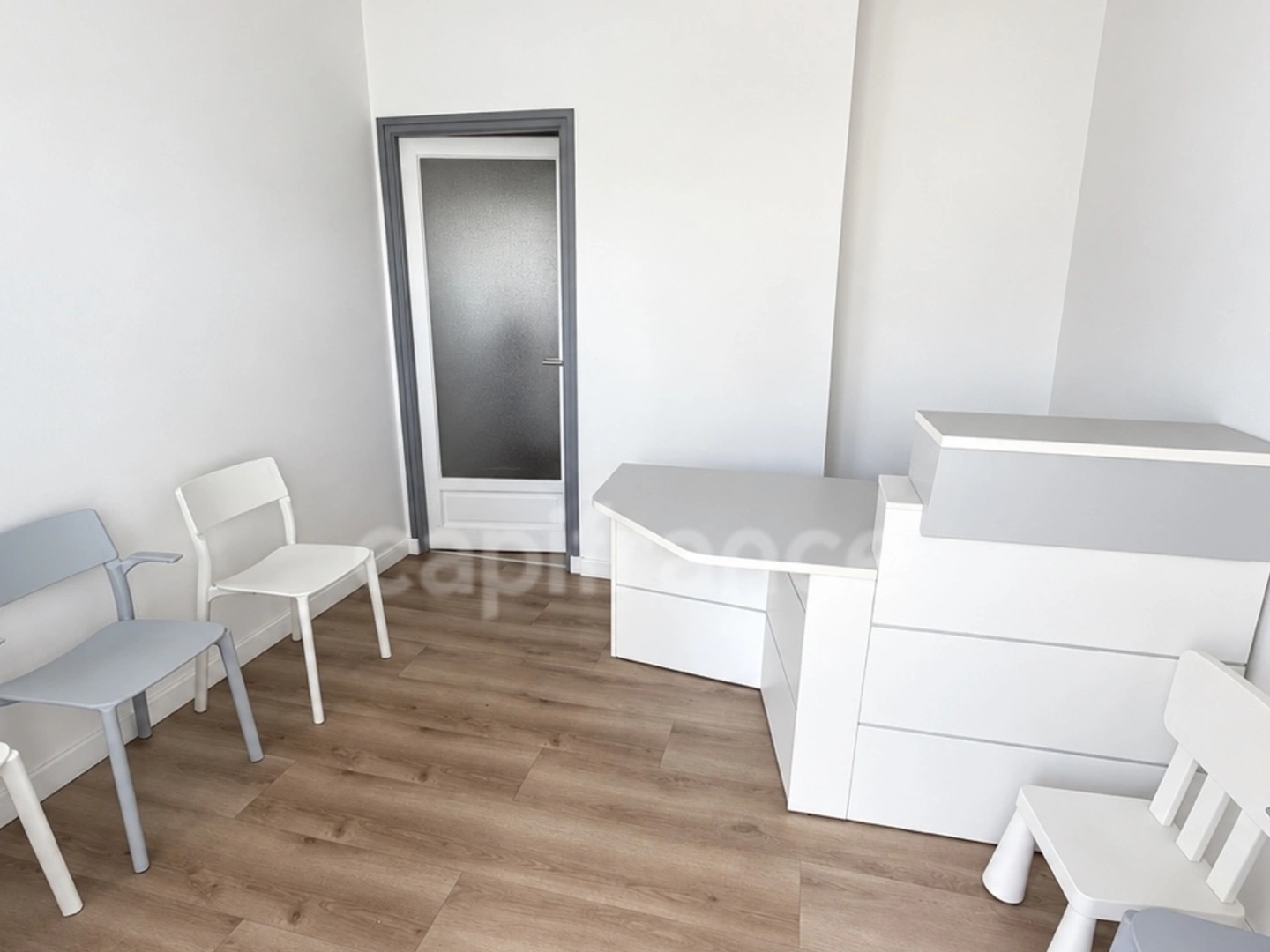 Bureau 4 pièces 8 m²