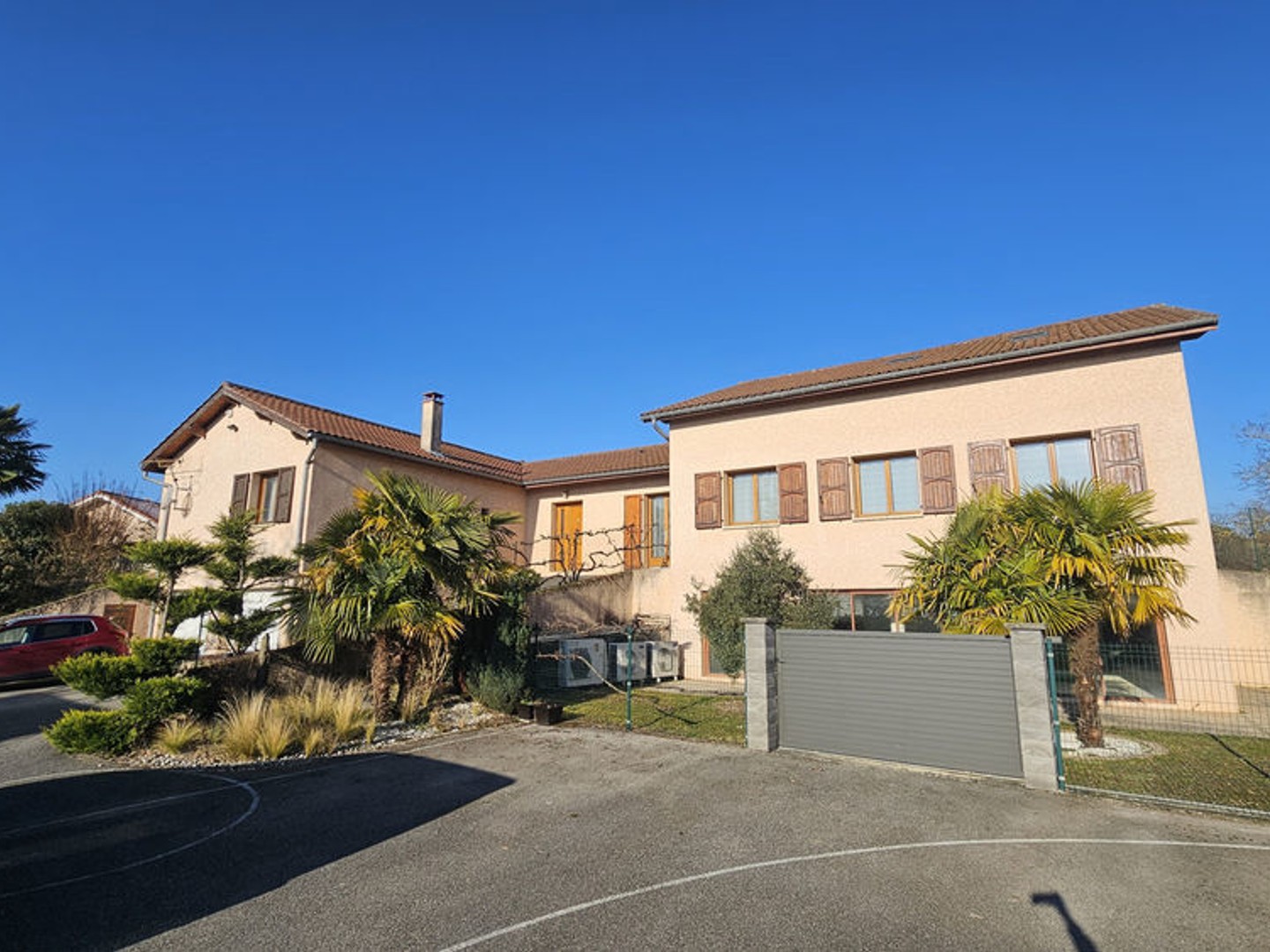 Belle propriété de 450 m2 avec piscine intérieure au calme