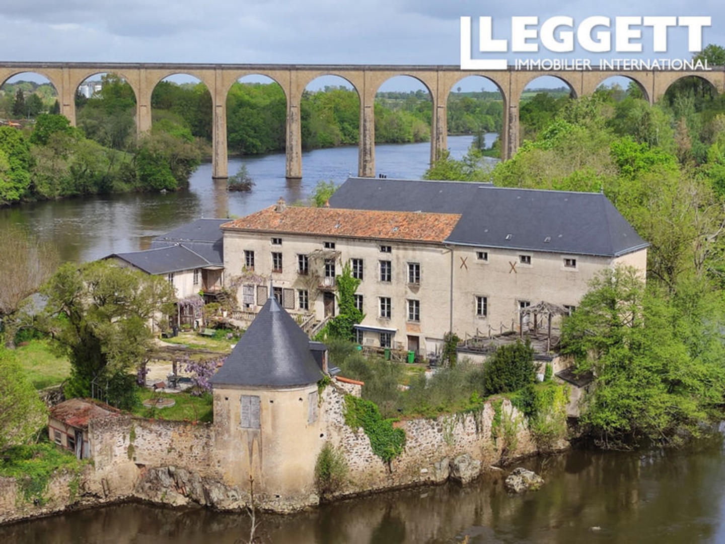 Beaux château entourée par la rivière, cette propriété offre de grands volumes sur 3 étages et un cour.