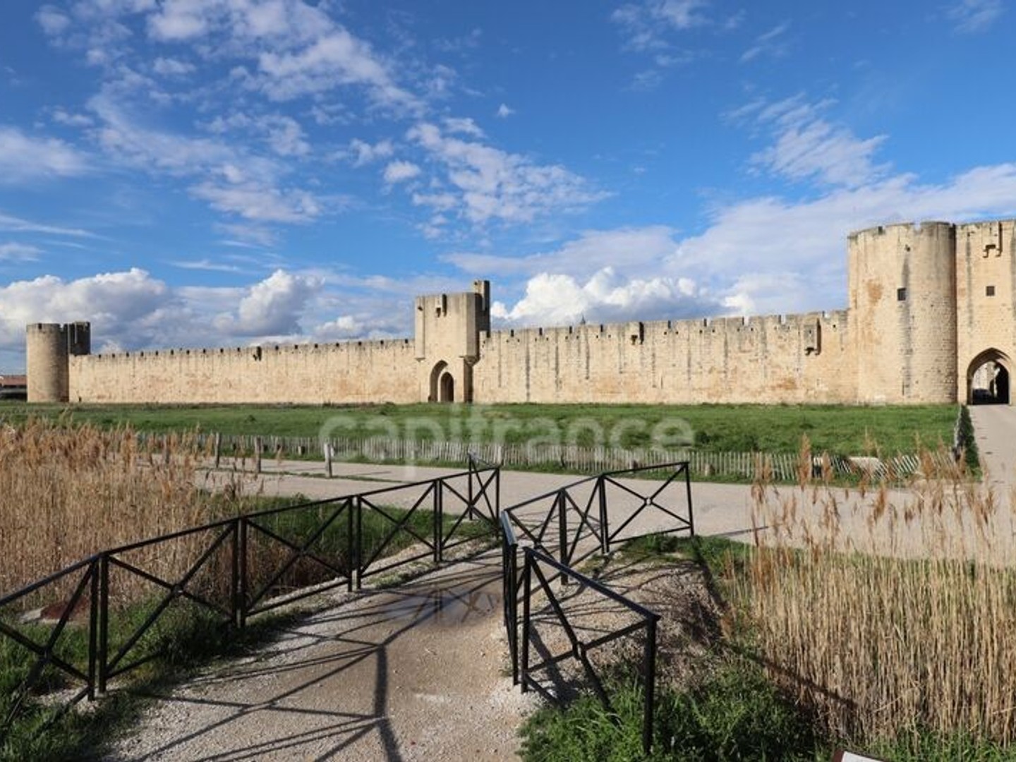 GARD (30) AIGUES−MORTES(30220) à vendre fonds de commerce Hôtel bureau 30 chambres et 70 couchages 1200 m2