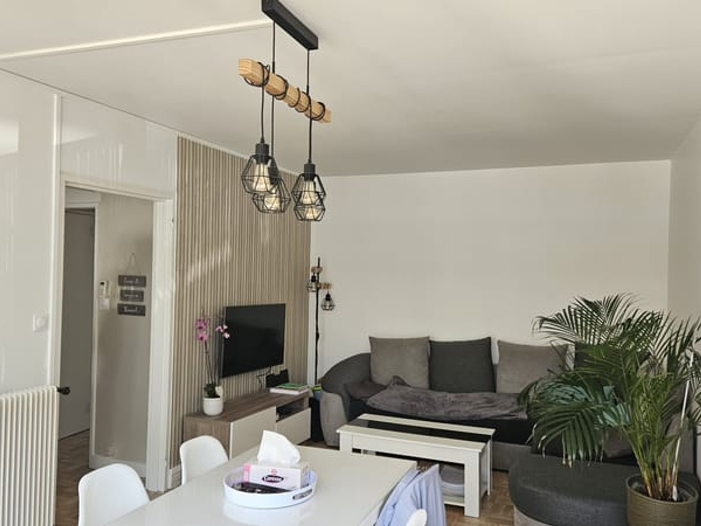 Proche métro, bel appartement (64 m2) avec balcon et cave.