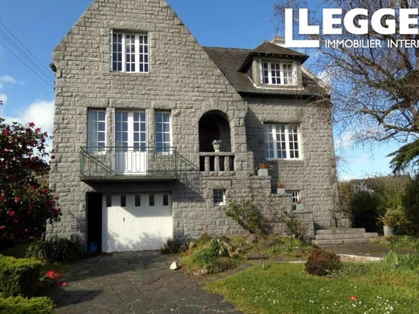 Maison bourgeoise 140 m² sur sous-sol encadré par jardins 920 m² à proximité du centre-ville de Pontrieux