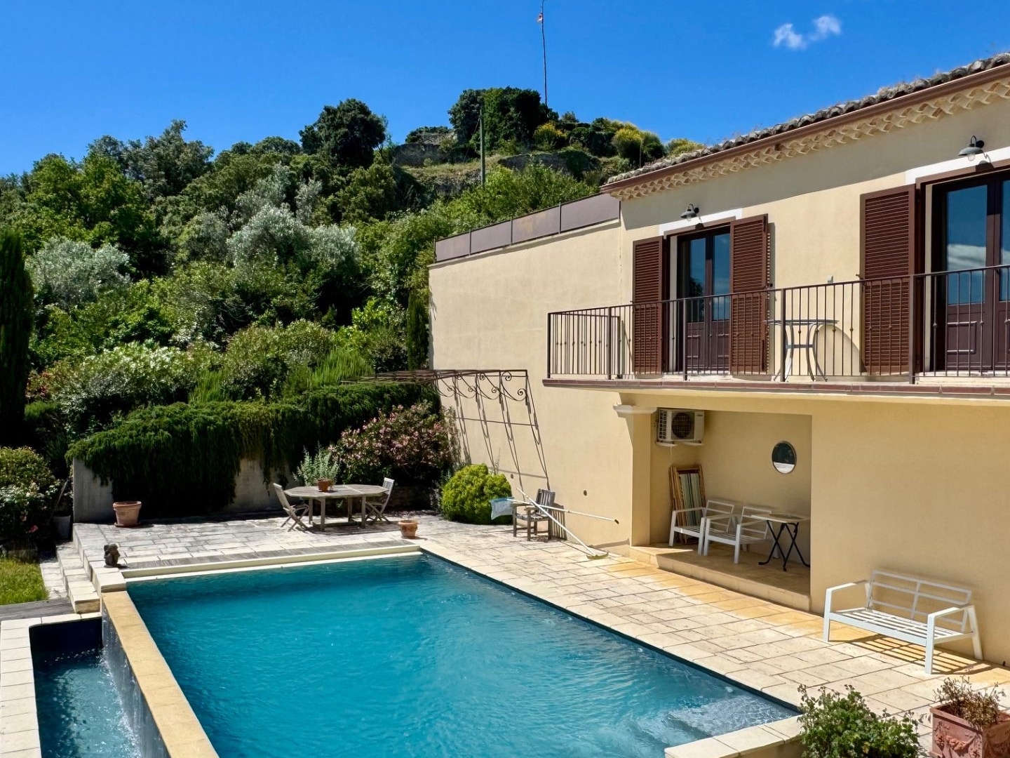 Maison de village avec vue, jardin et piscine