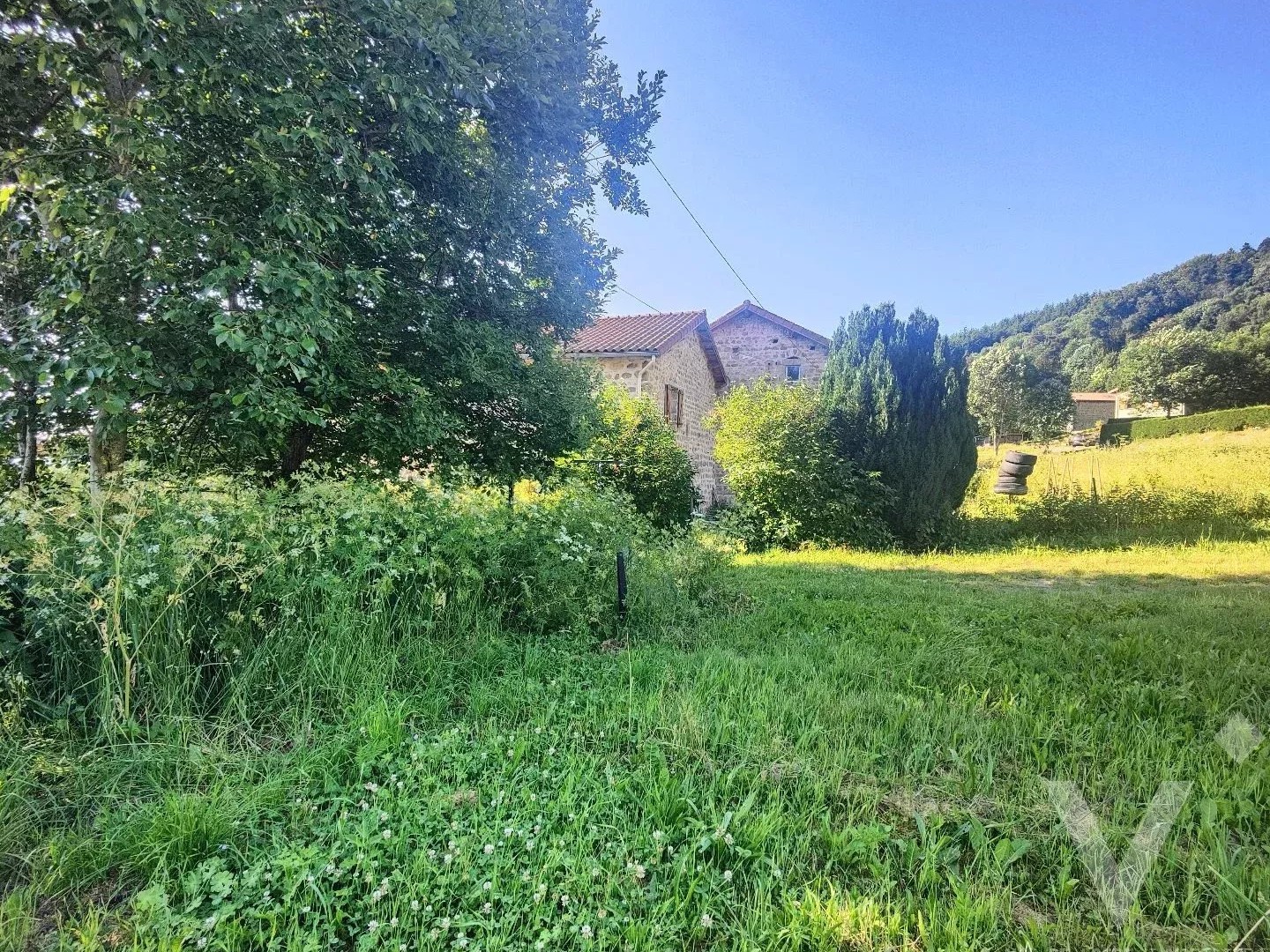 Bâtiment de ferme typique en pierre avec potentiel et vue imprenable - Gumières