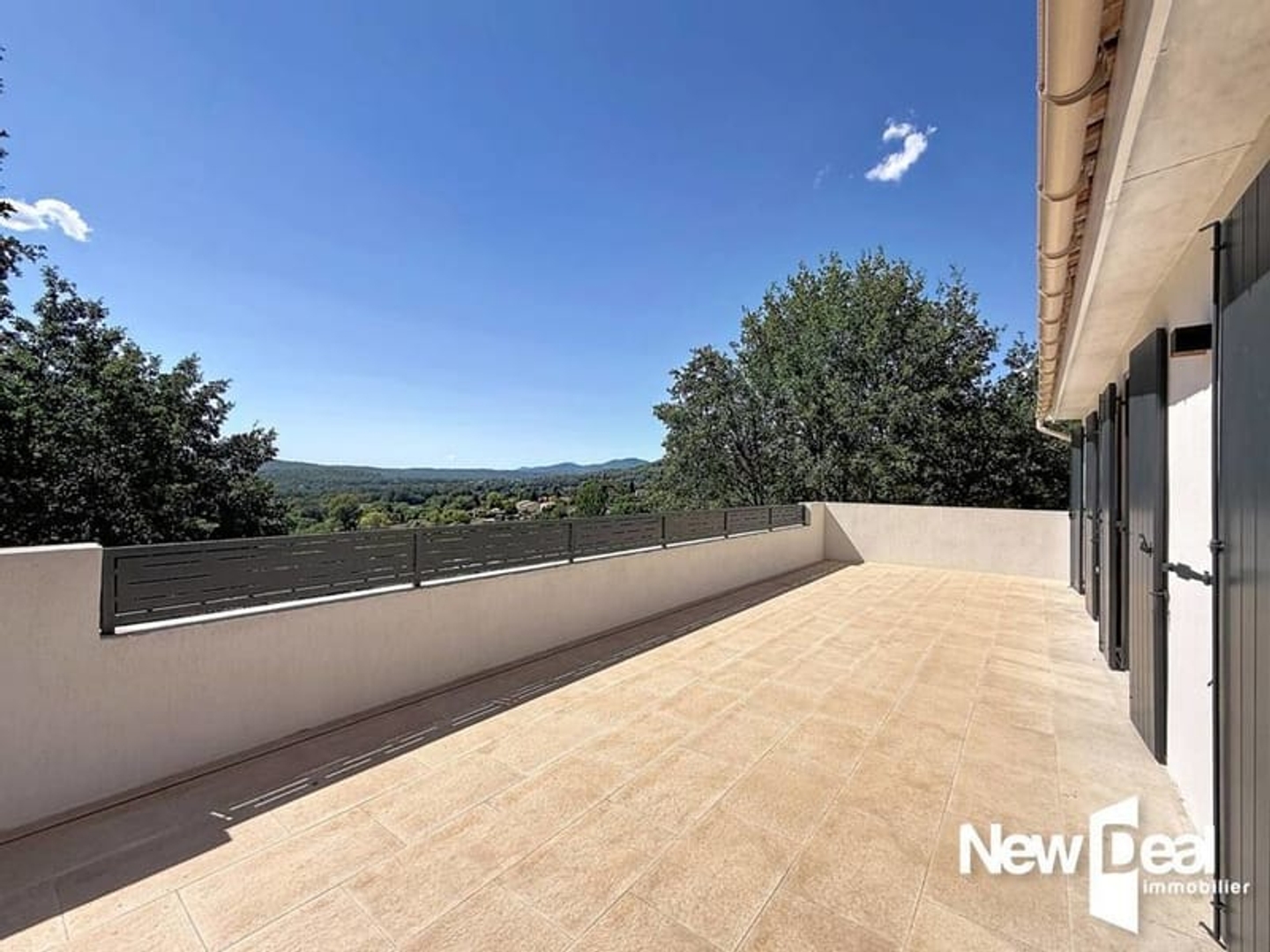 MONTAUROUX _ Appartement rénové de 80m², 3 chambres, garage et terrain d'environ 1100 m²