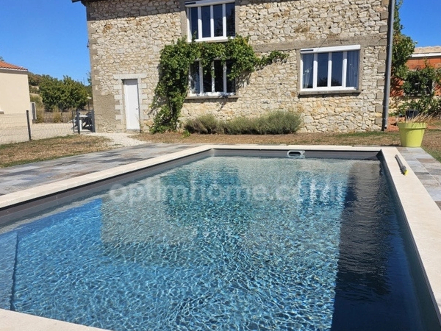 Ensemble immobilier, composé de deux maisons rénovées 135 et 105 m² sur un même terrain de 1900 m² avec piscine Proche de MAGNAC SUR TOUVRE (16)