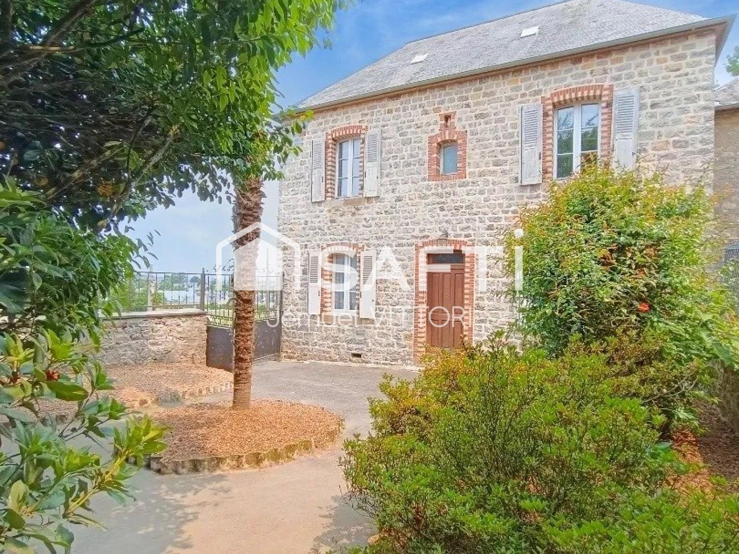 Maison en pierre, dépendances, terrain 1000m²