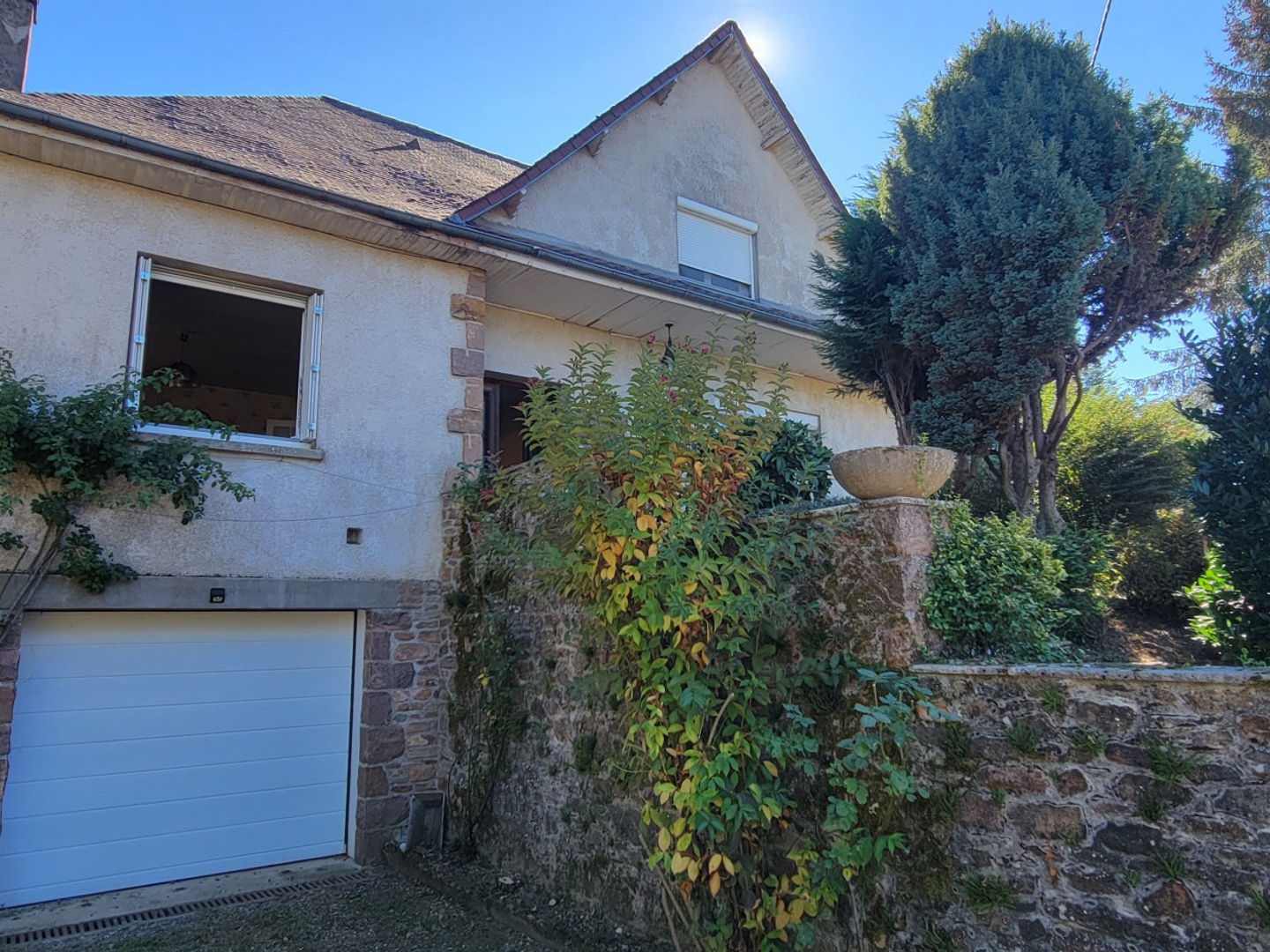 Maison familiale avec beau terrain de 3 788 m2