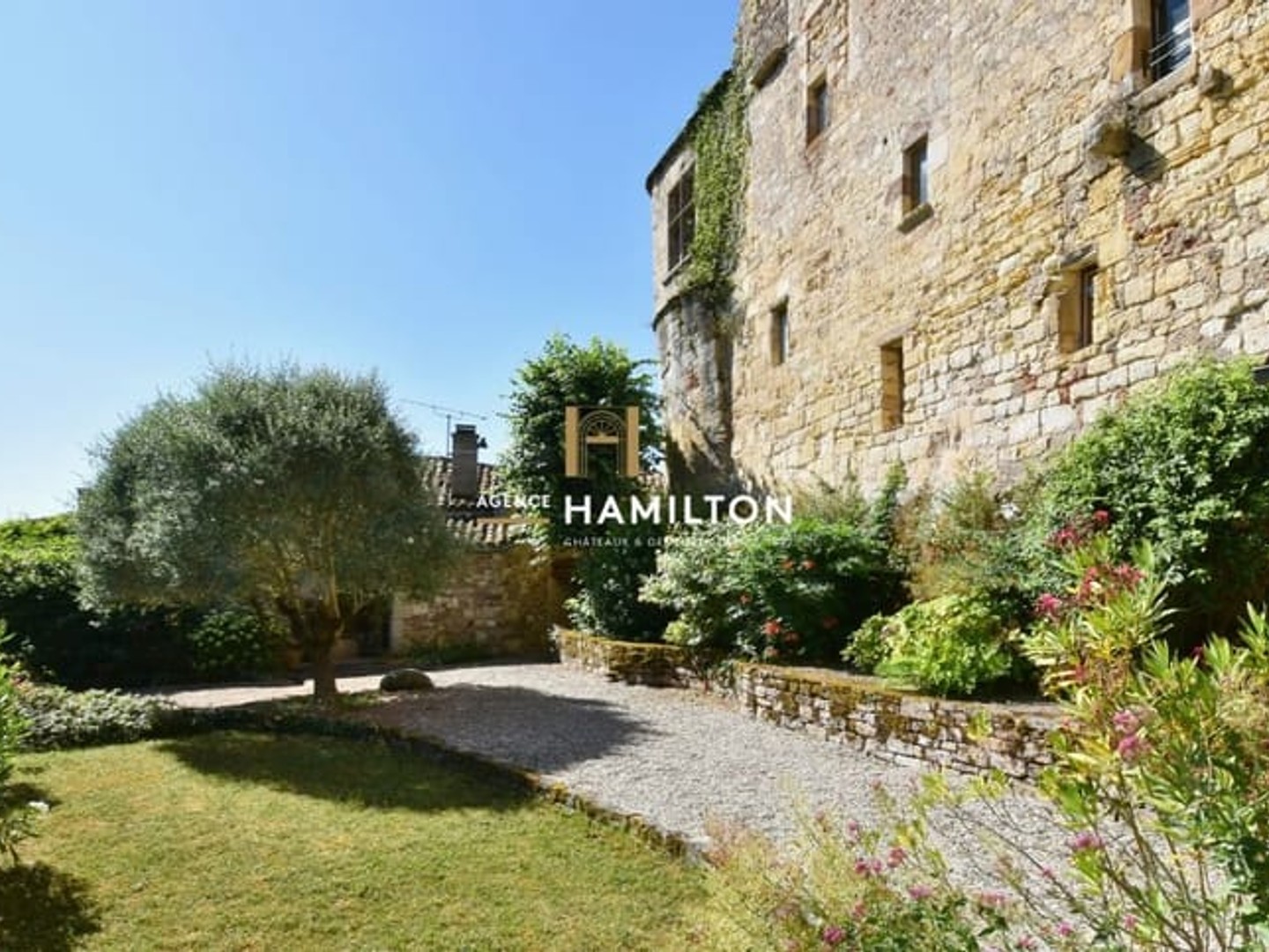 IMMEUBLE HISTORIQUE AVEC JARDIN, PUITS ET PISCINE INTERIEURE - IDEAL PROJET TOURISTIQUE