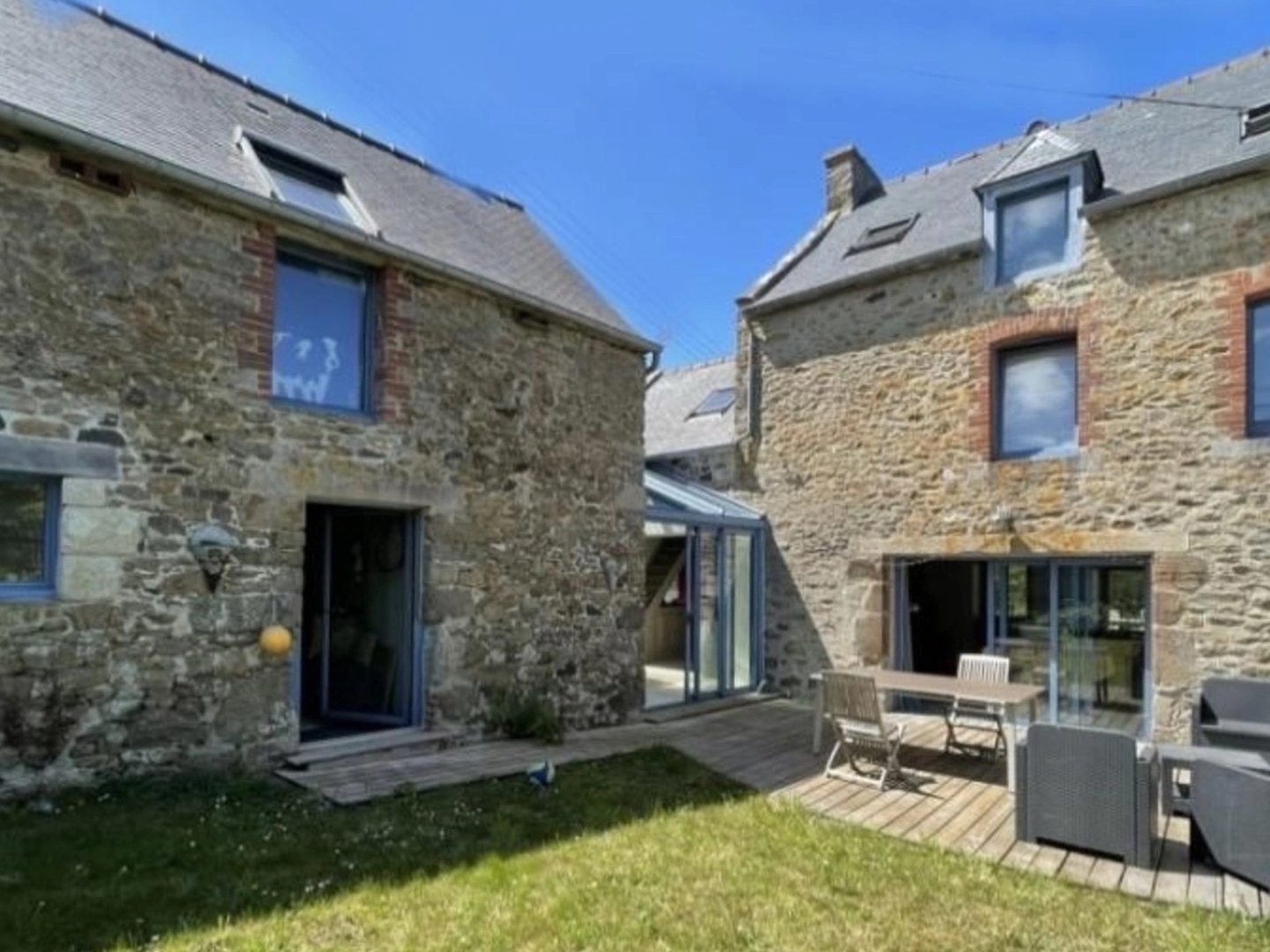 St Lunaire maison en pierre. Potentiel de 177m² sur jardin de 780m². 4 chambres et un bureau + annexe+ appentis