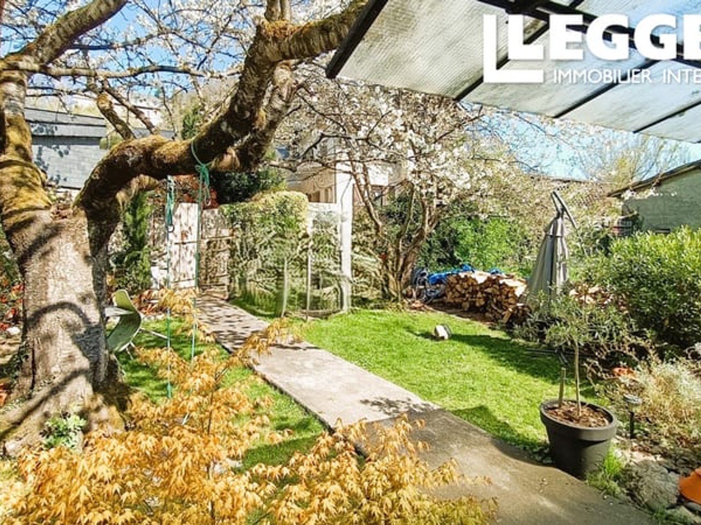 Charmante maison de village parfaite pour une famille avec joli jardin clôturé calme et ombragé
