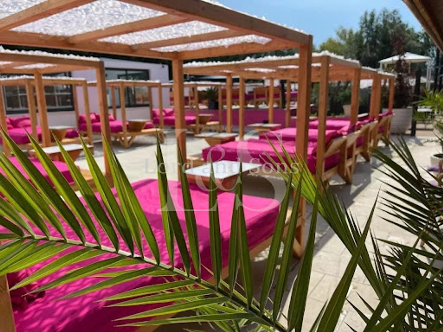 Maison à vendre - 30 pièces - 1500m2 - Suze-La-Rousse (26790)
