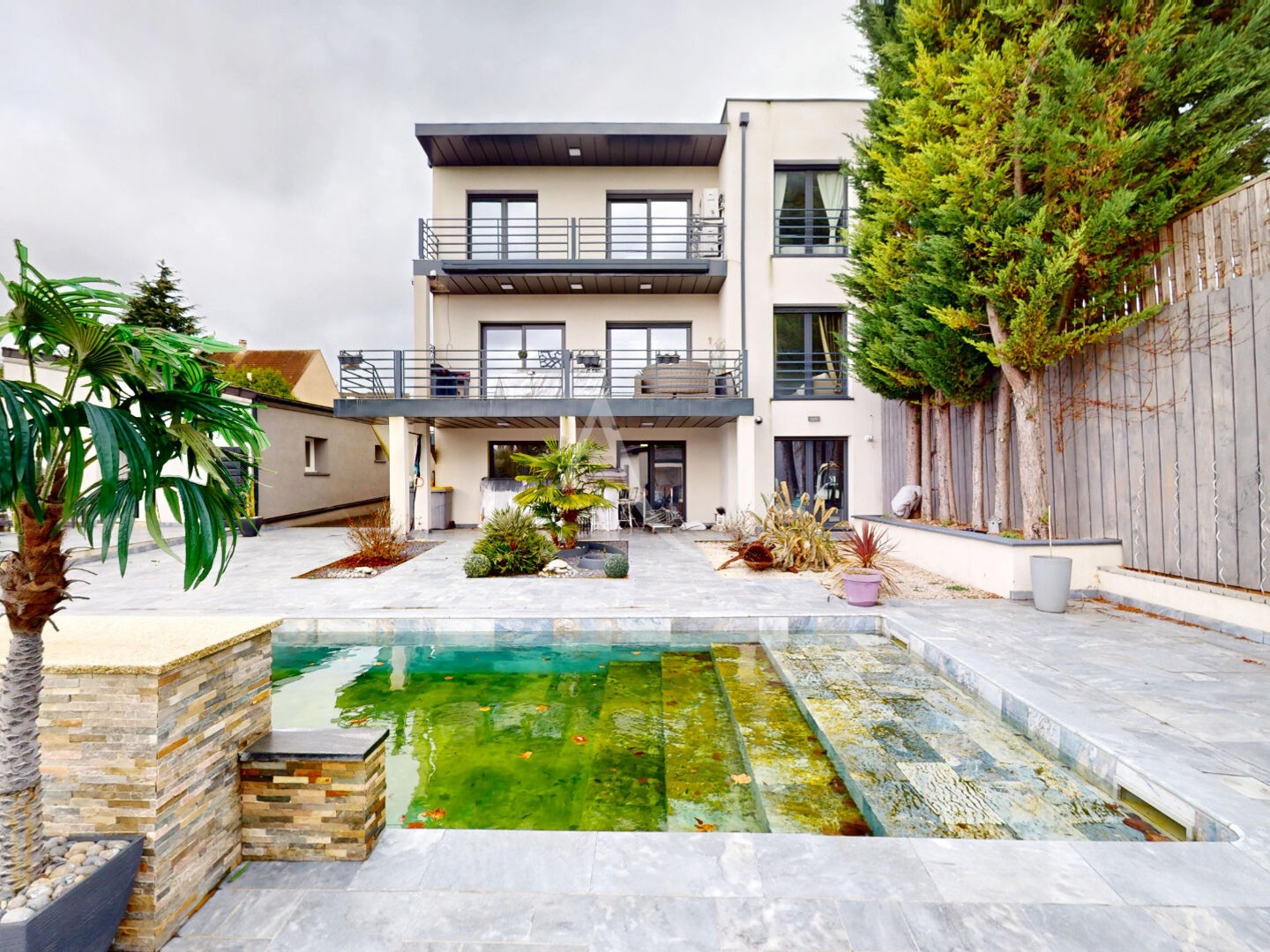 Maison contemporaine env. 300 m² - 6 chambres - Studio - Piscine chauffée
