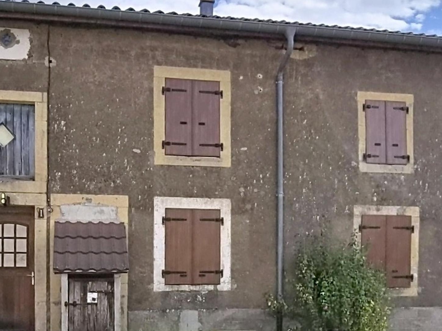 Maison avec 4 chambres, terrasse et jardin avec plein de potentiel !